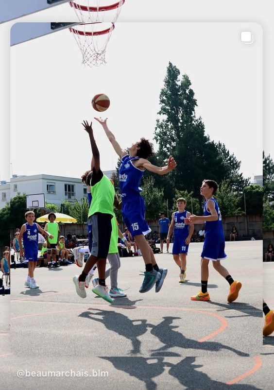 Outdoor basketball action during the Tournoi des Pépites
